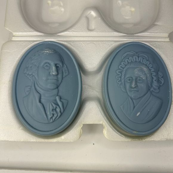 Avon Vintage United States 1776 Bicentennial 1976 Glass Plate and 2pc Soap Set - Picture 5 of 11